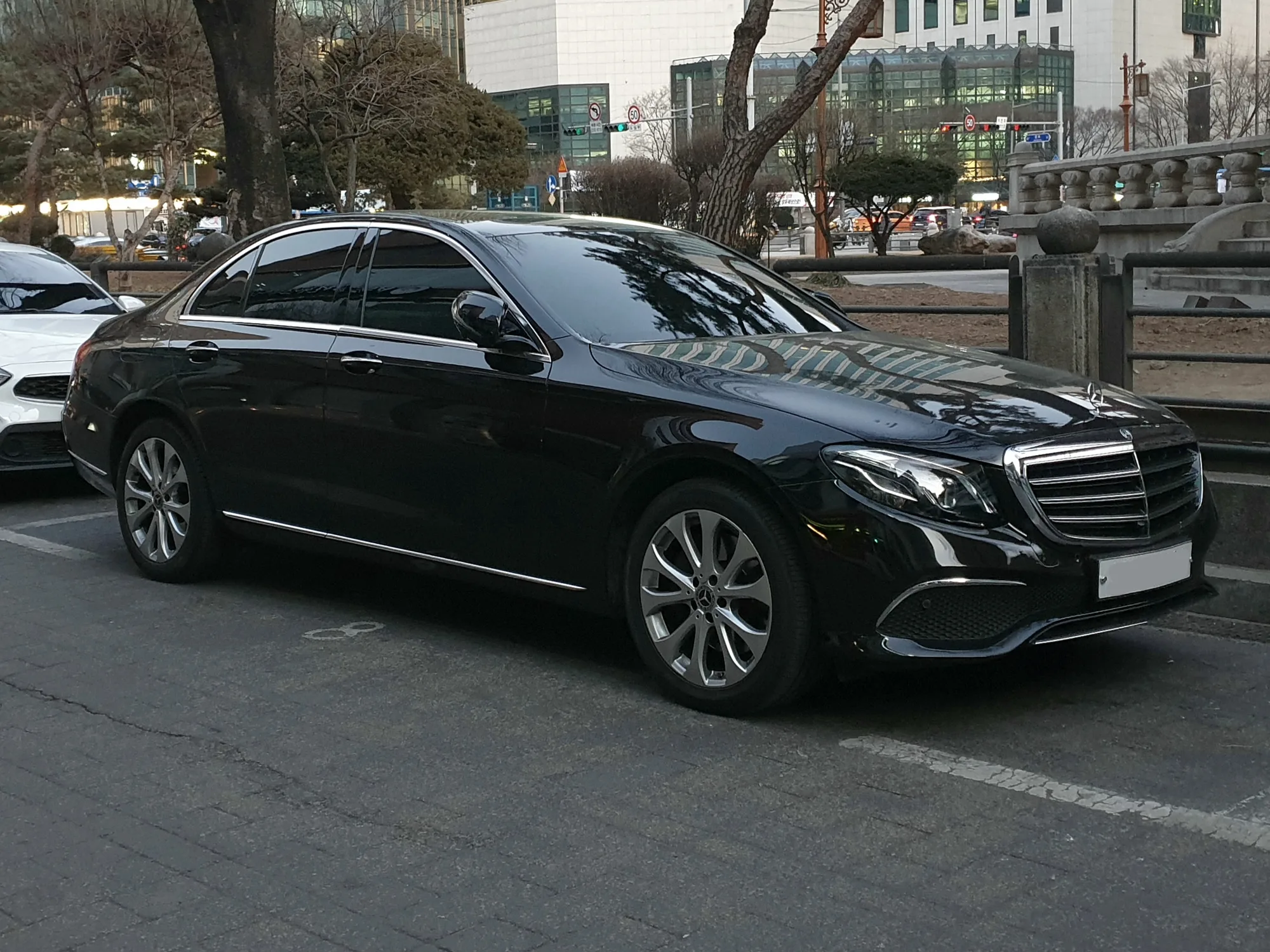 Una Mercedes Classe E nera, vista di tre quarti.