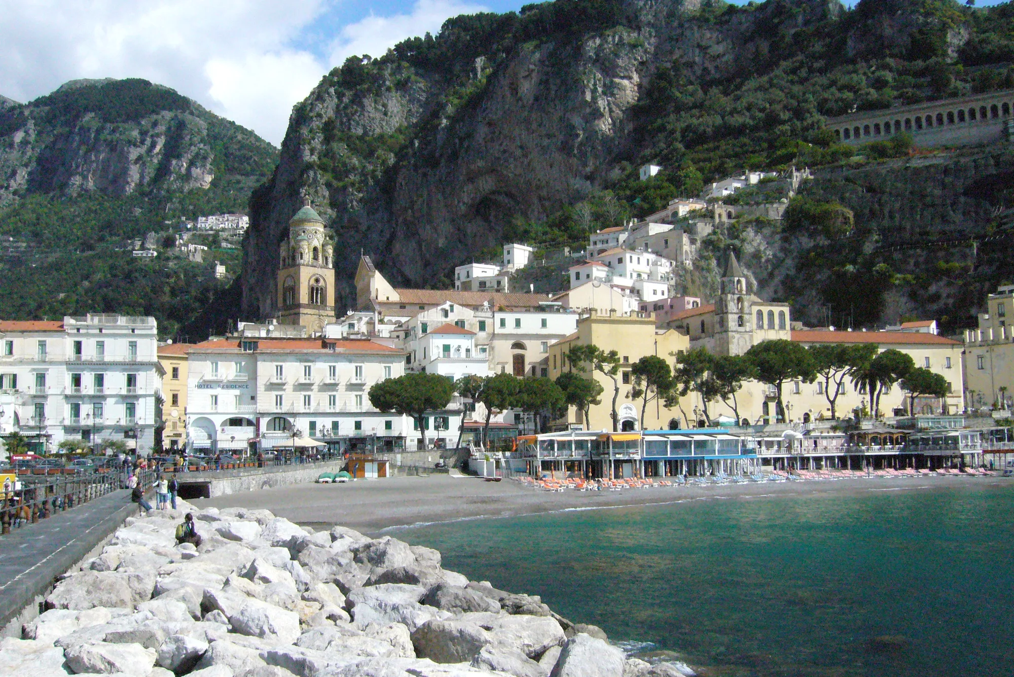 Il lungomare di Amalfi con il campanile del duomo che spunta fra le case.