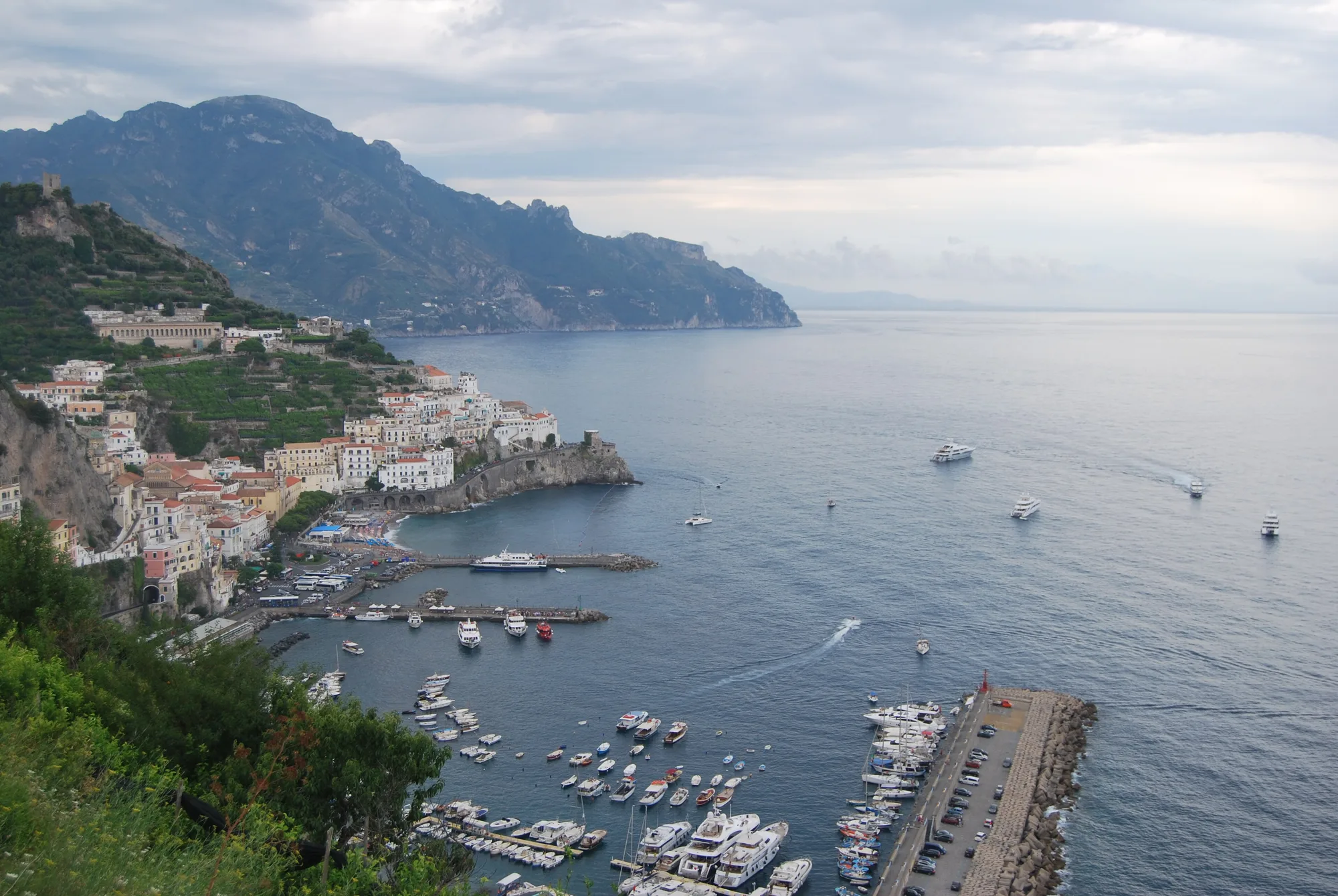 Amalfi vista dal mare, stretta fra la montagna e il porto.