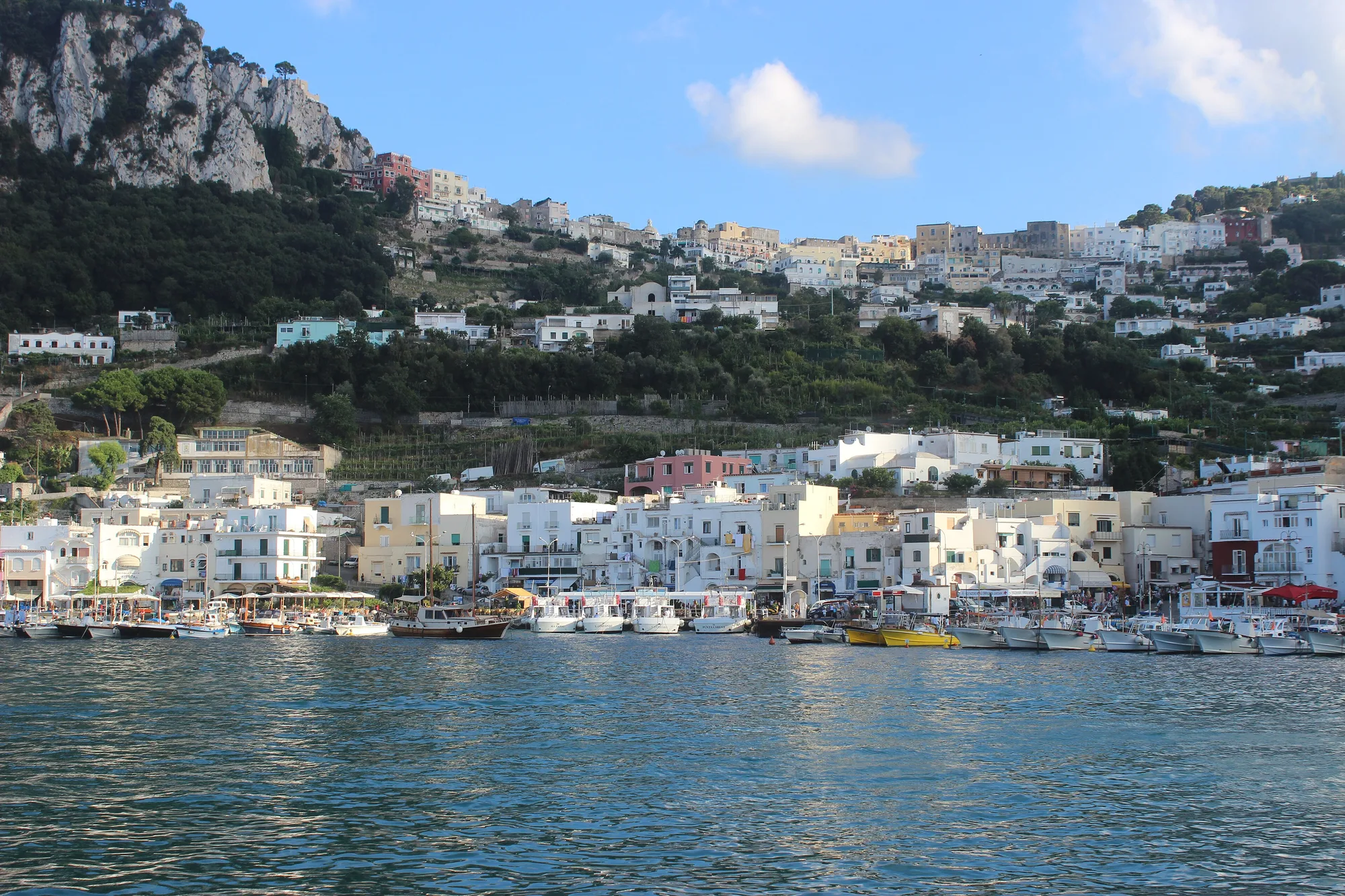 Marina Grande a Capri: il porto, le barche e le case bianche dietro.
