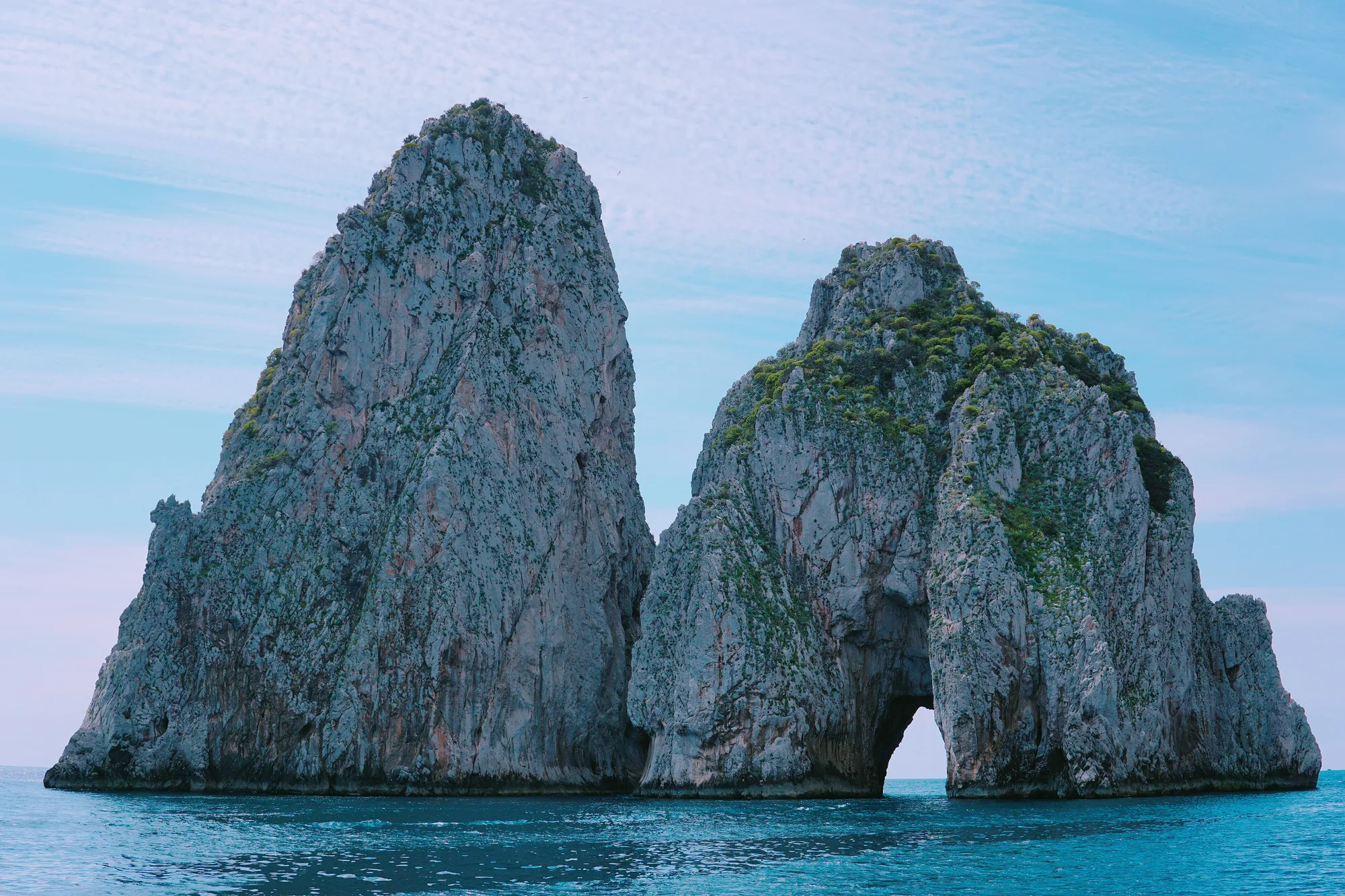 I Faraglioni di Capri, tre scogli che escono dal mare.