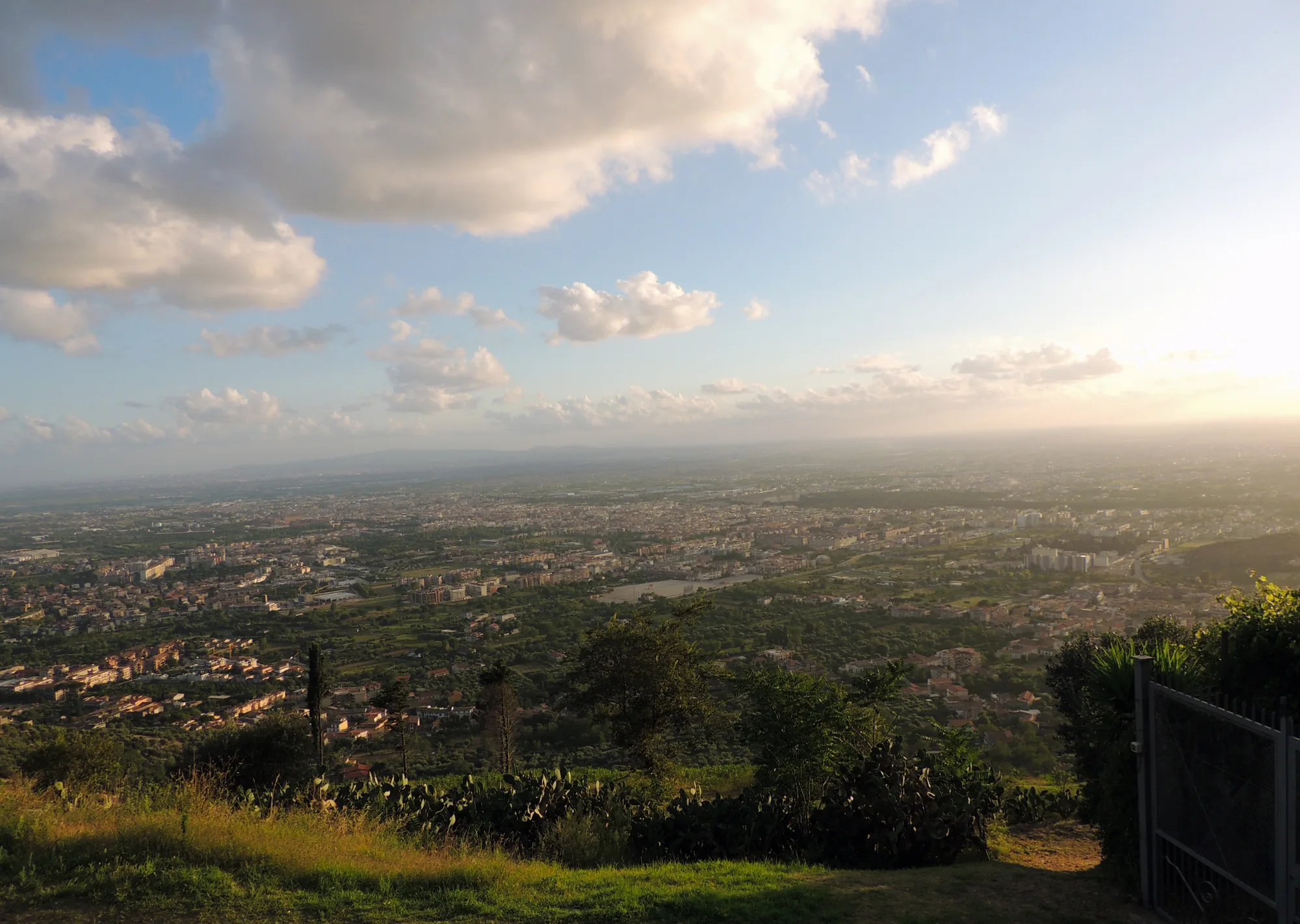 La pianura di Terra di Lavoro vista dall’alto di Caserta Vecchia, verso sera.
