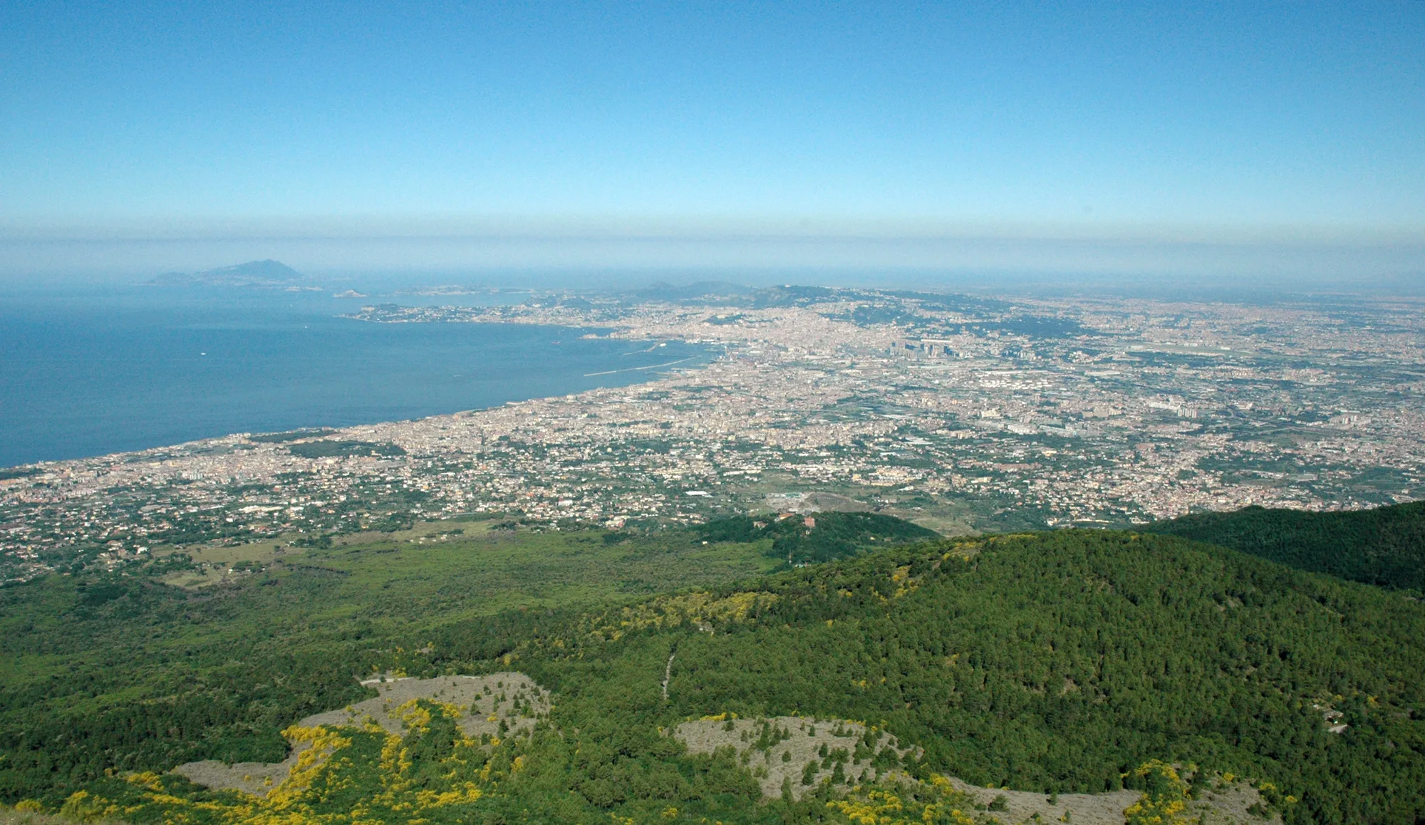Dal Vesuvio verso Napoli: la costa ai piedi del vulcano e, in fondo, la città e il golfo.