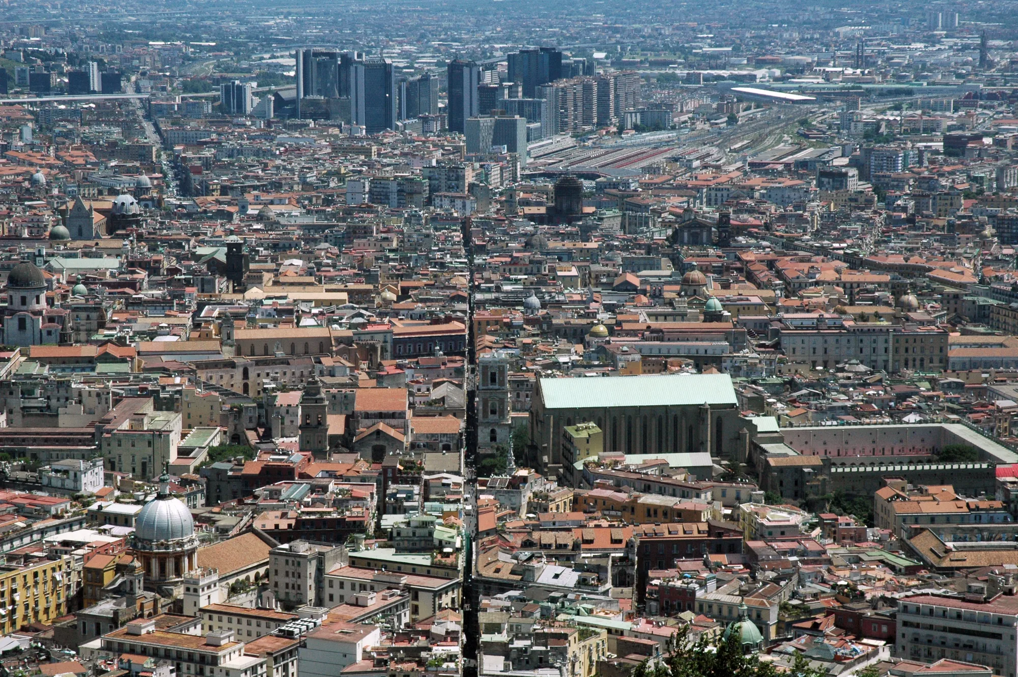 Il centro storico di Napoli visto dall’alto, coi tetti fitti e Spaccanapoli che lo taglia.