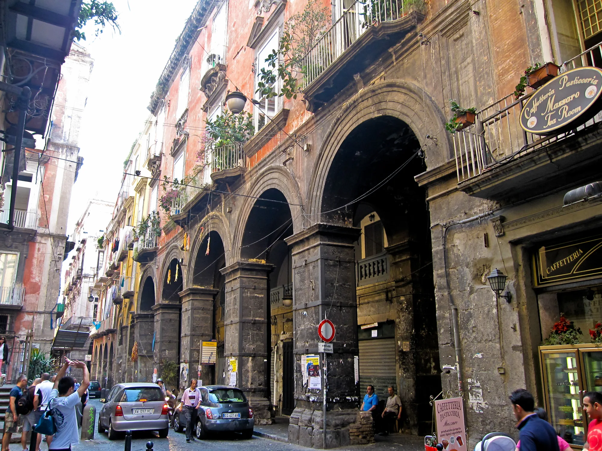 Via dei Tribunali a Napoli, coi portici e le botteghe sotto i palazzi.