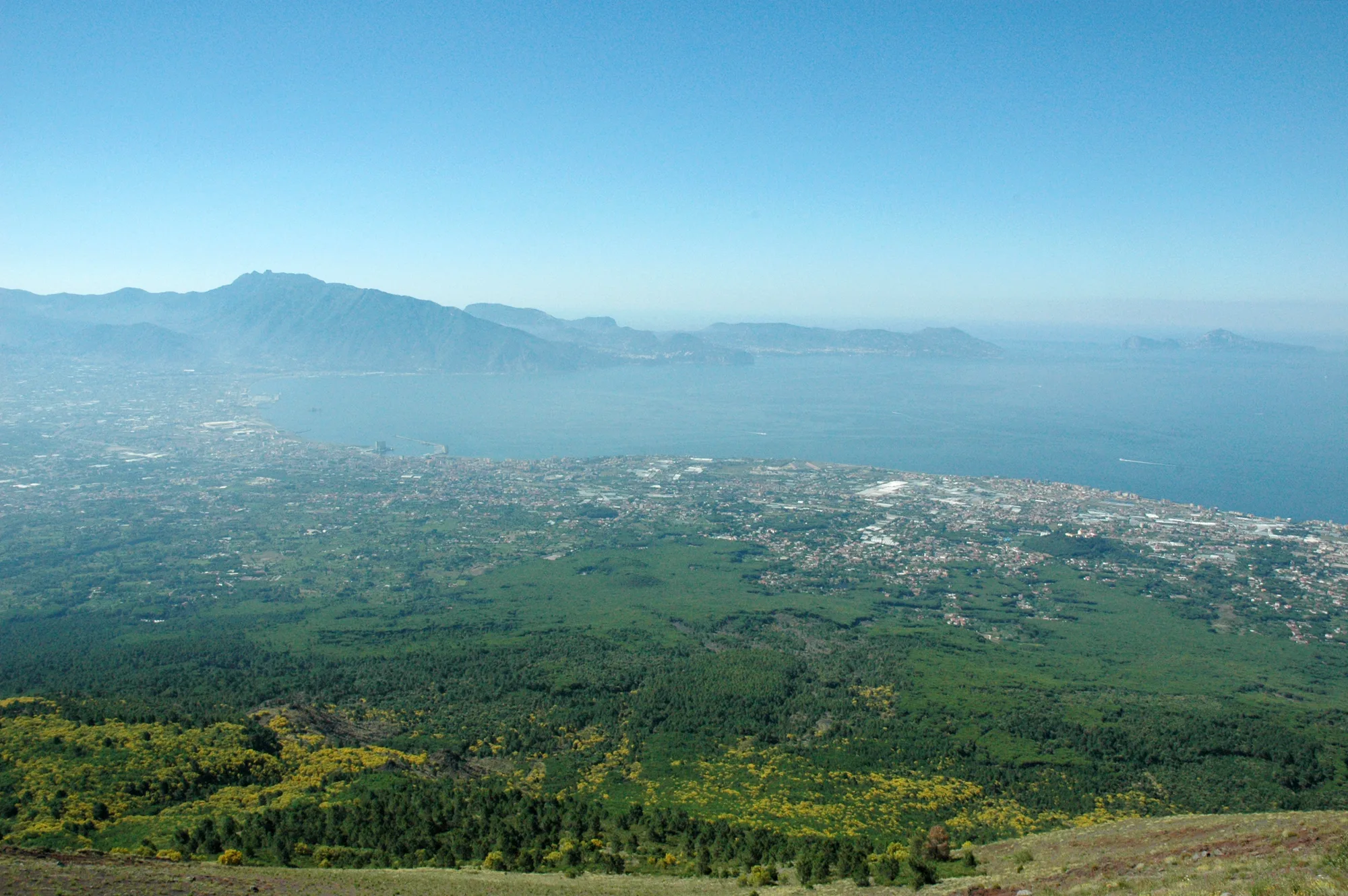 Dalla cima del Vesuvio verso sud: la piana fino al golfo e ai Monti Lattari, la terra che l’eruzione del 79 seppellì.