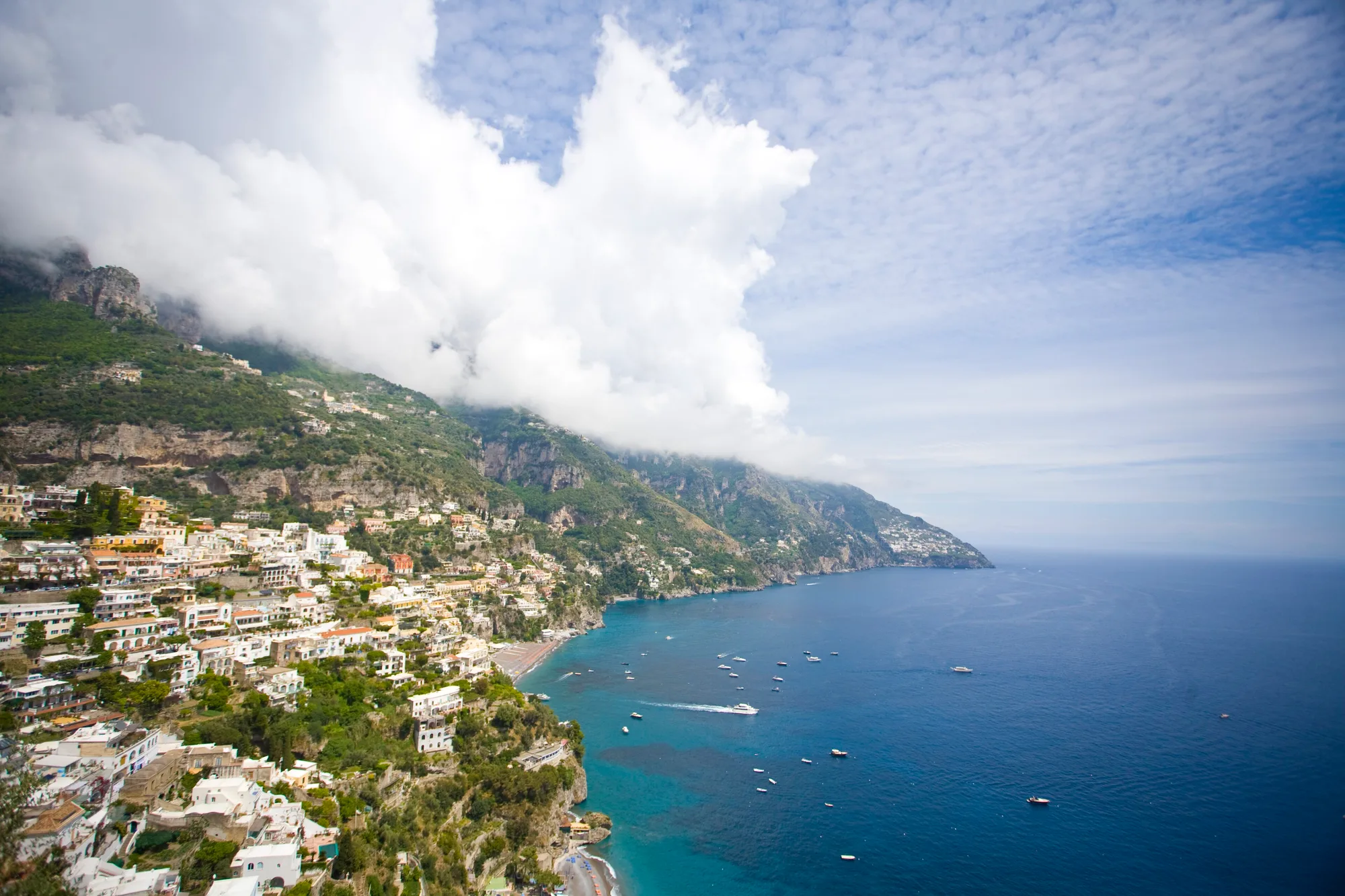 La costa davanti a Positano, con la strada che corre a mezza montagna.