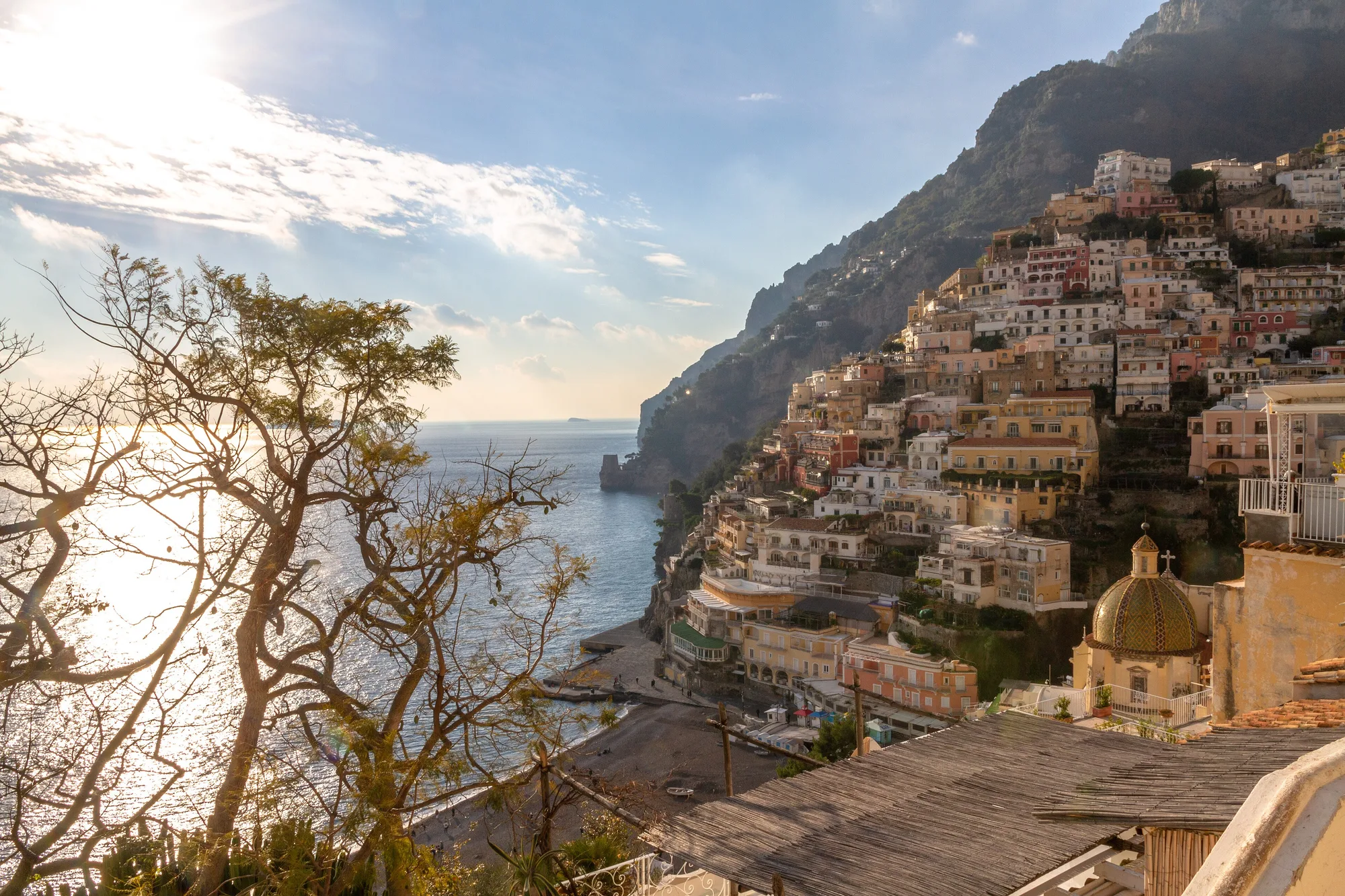 Positano al tramonto: le case scendono a scalini fino al mare.