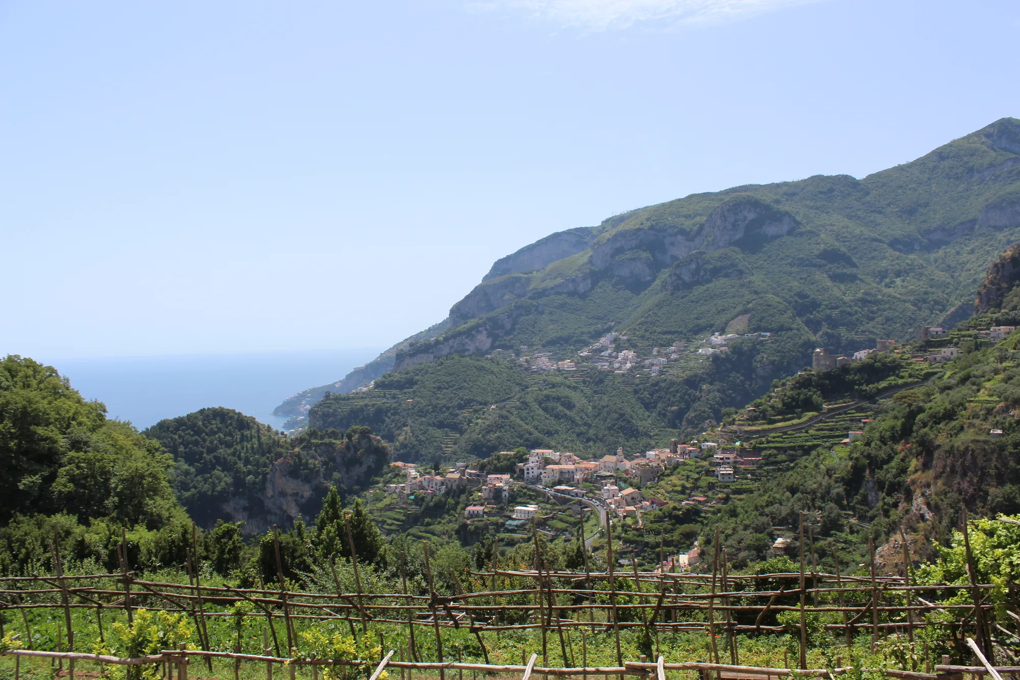 Le colline terrazzate intorno a Ravello, con il mare in fondo.