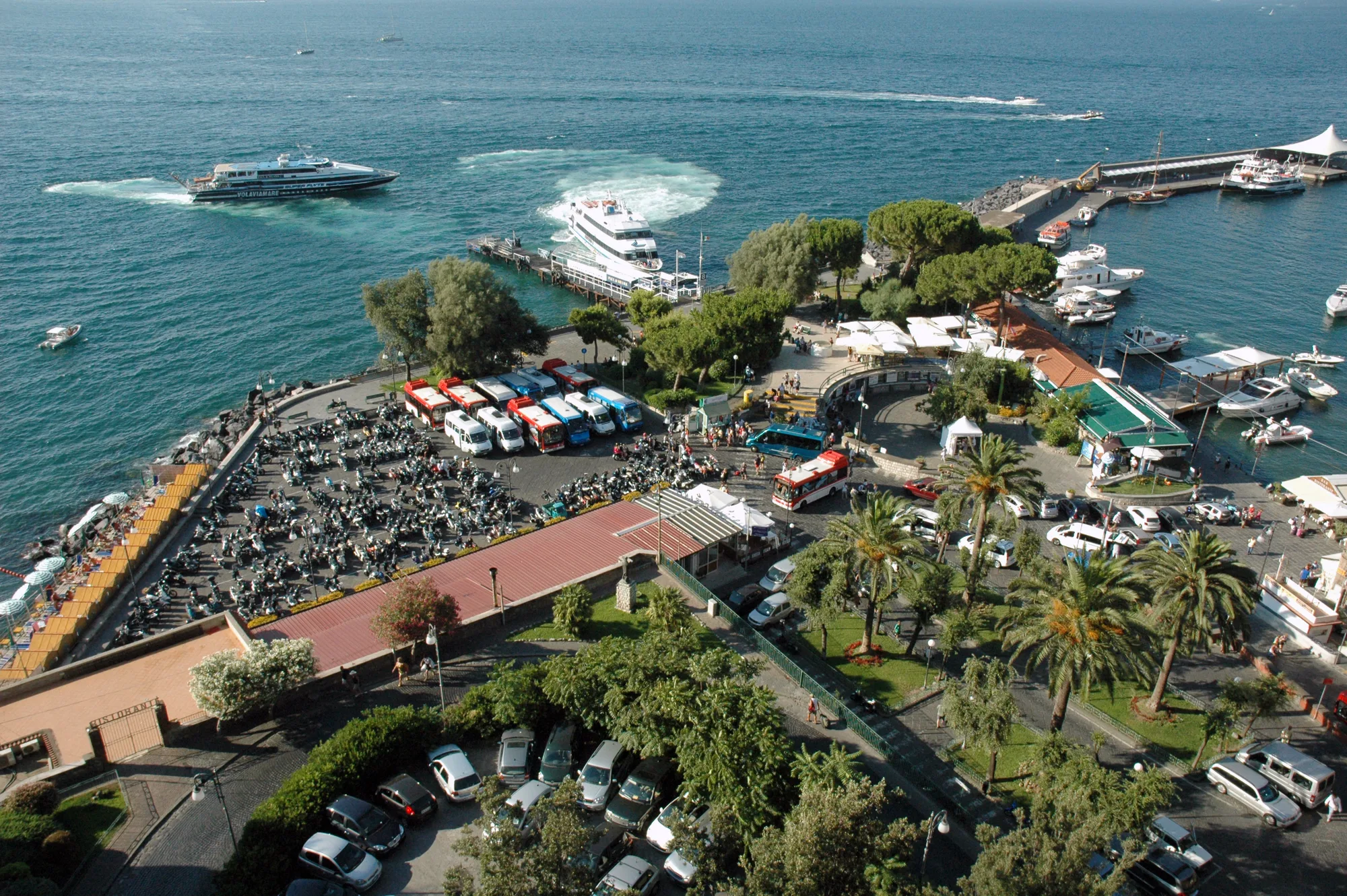 Il porto di Sorrento con un aliscafo ormeggiato e il piazzale delle auto.