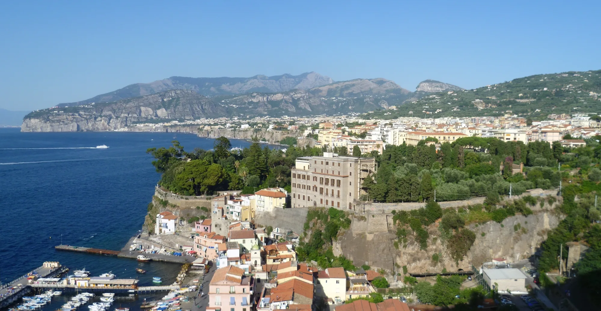 Sorrento vista dall’alto: le case sul costone, il porto e il golfo.
